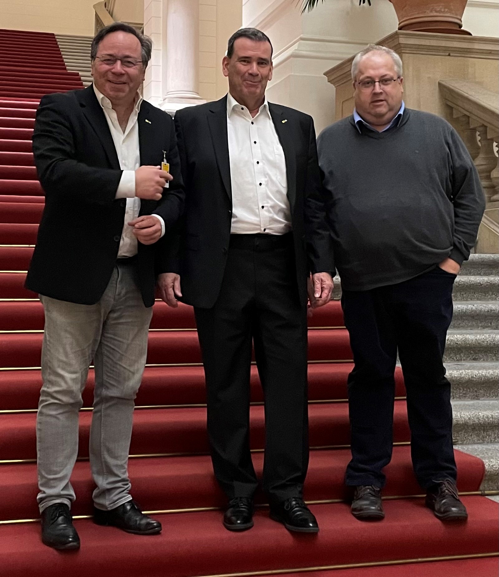 Foto: TMV-Präsident Thomas Kroker (rechts) und TMV-Hauptgeschäftsführer Patrick Meinhardt (links) mit dem dem neuen Büroleiter Nico Höttges (mitte)